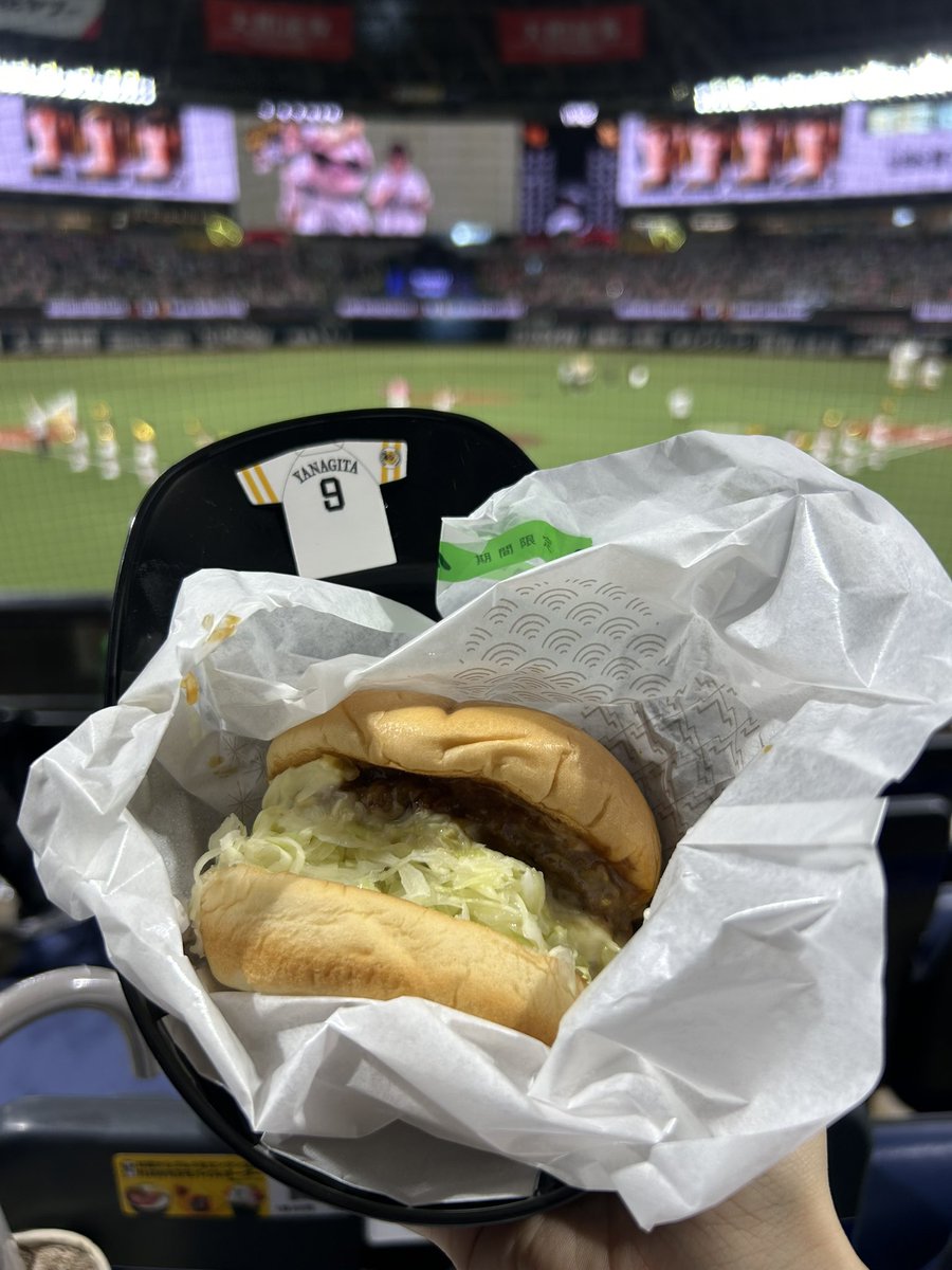 hawks0331's tweet photo. 今日はFFさんに急遽誘っていただき、とってもいい席でたかほーできました🙌
ペイドでの勝利は6月ぶりだったし、今シーズン何とか5勝5敗で終えられて良き締めくくりです…‼︎🥲 https://t.co/o8YqWMc8ac