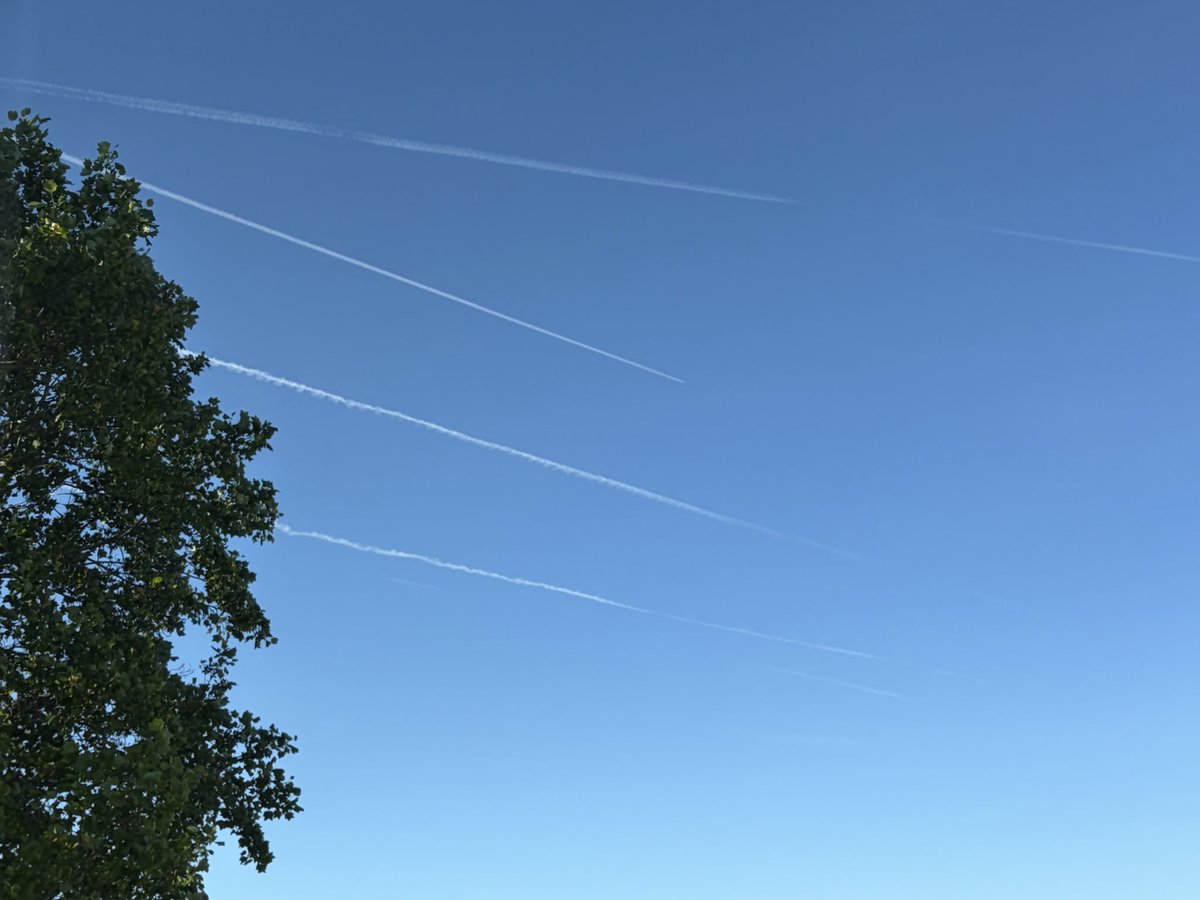 Twinkletoes1313's tweet photo. @Chemtrail101 These plans are doing something - call it whatever. Sometimes it’s visible and sometimes not https://t.co/qsOTjpoXHj