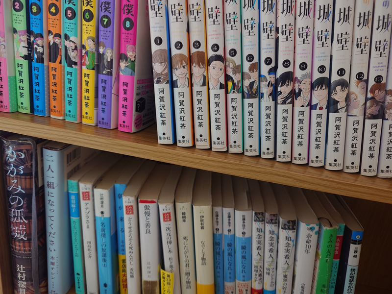 haruka_aoki_va's tweet photo. あと、前の本棚がいっぱいになってしまったので、新しい本棚を買ってもらいました。これで、好きな漫画や小説をたくさん入れられそうです！ https://t.co/h60rBkHLil