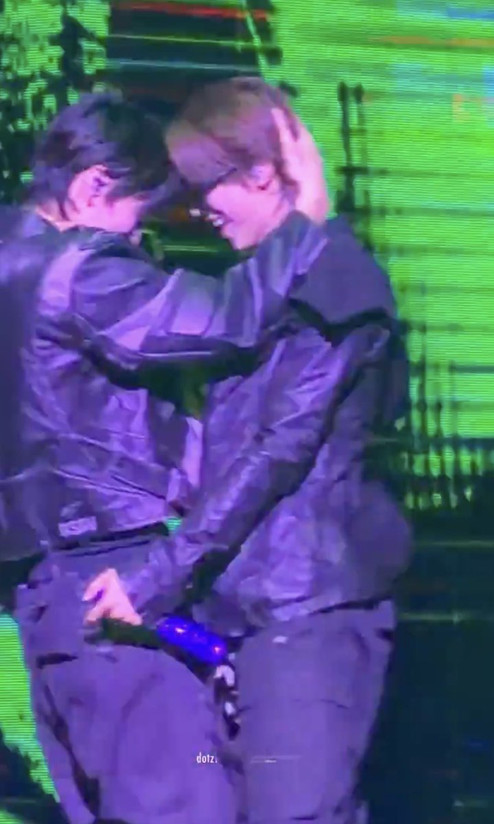 yewdoz's tweet photo. THIS IS GAYER THAN KISSING ON STAGE https://t.co/V07dy9ZoLC https://t.co/yvJBErYHqB