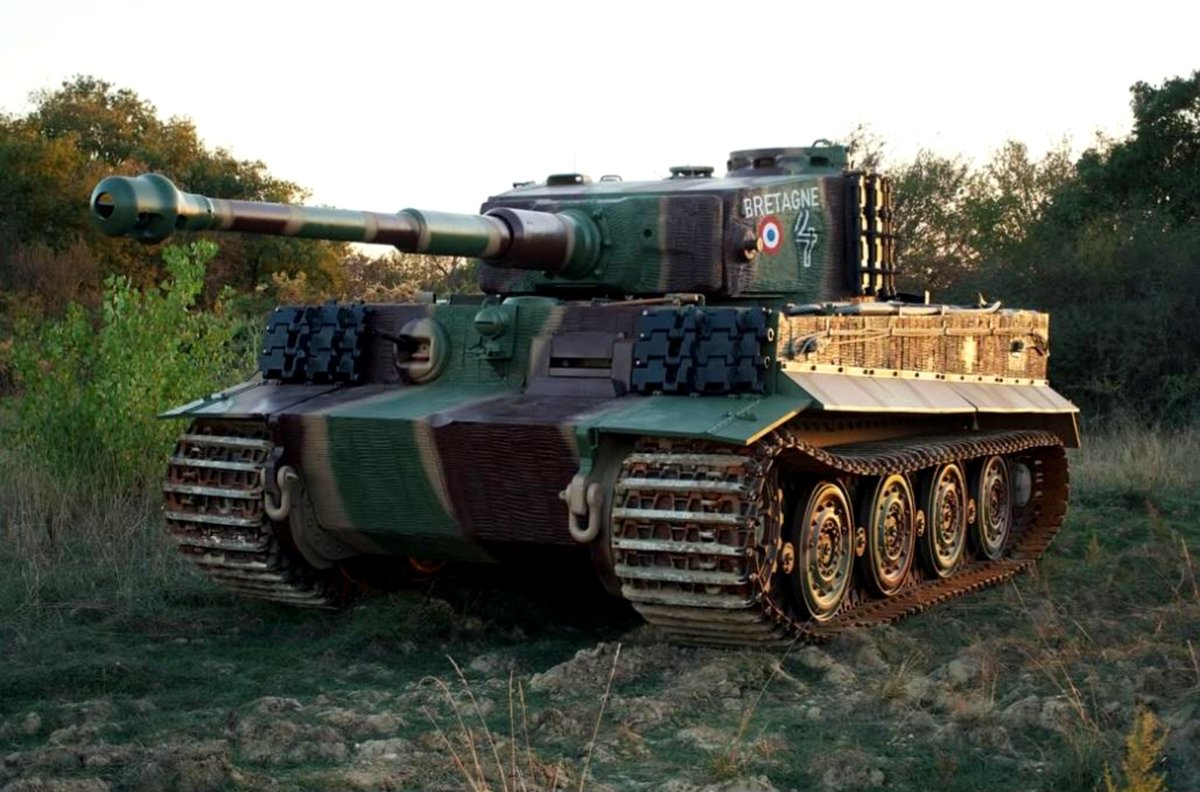 Tom_Antonov's tweet photo. The Tiger I known as 114/Bretagne, restored by the Musée des Blindés de Saumur 🇫🇷, is now officially operational and capable of driving once again. This makes it, alongside Tiger 131 (Bovington 🇬🇧), one of only two fully functional Tiger I tanks in the world. Remarkably, the engine fitted to 114 is still its original one.
This particular Tiger I is displayed with French markings, reflecting its history after being captured in 1944 and put into service by the Free French Forces. In fact, the tank spent more time serving under French colors than it did with the German forces.
Its identity was eventually confirmed through several distinctive features, notably a small dent on the front of the hull and its damaged or twisted muzzle brake.
via museedesblindés & militarymachinefr / INS