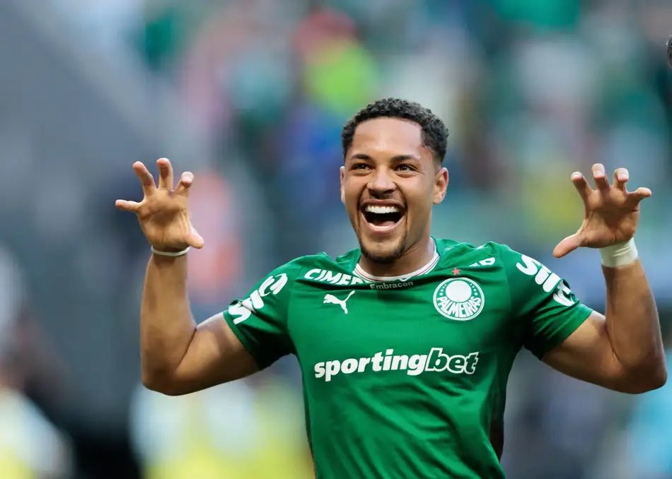 memespalmeiras's tweet photo. Vitor Roque não deve mais jogar pelo Palmeiras. Após proibição de BETs, o Tigrinho não poderá mais jogar no Brasil. Palmeiras busca solução rápida.

🗞️:@Palmeiras_Press https://t.co/hwkkqa0O7o
