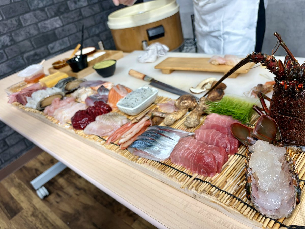 yukari_amane_'s tweet photo. #ゆかむすび 🍣🤍
ありがとうございました！！！
すーちゃんとむぎちゃんにゲストに来ていただきました😘
板前さんをお呼びしての寿司パーティー！！？
豪華すぎるやろ！！！！！
ふたりがもぐもぐ食べてくれてうれしかったわ🫶
穴子もギョクも松茸も大変美味でした🤤
たのしかったよお🫶🫶🫶 https://t.co/LrXMPCeipz