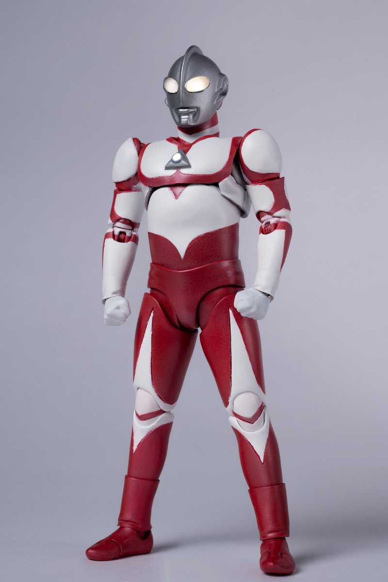 khgtnsmn1kkskin's tweet photo. #ウルトラフィギュア改造同好会

「未来へ向かって」

真骨彫 ティガ パワータイプ ��、ブリスター時代のソフビでウルトラマングレートを作ってみました。

LEDを中に入れることでグレートらしい乳白色の目を再現。

ゼットの手首パーツを拝借する事で印象���なフィンガービームも撃てます。 https://t.co/IMZTdHsYjx