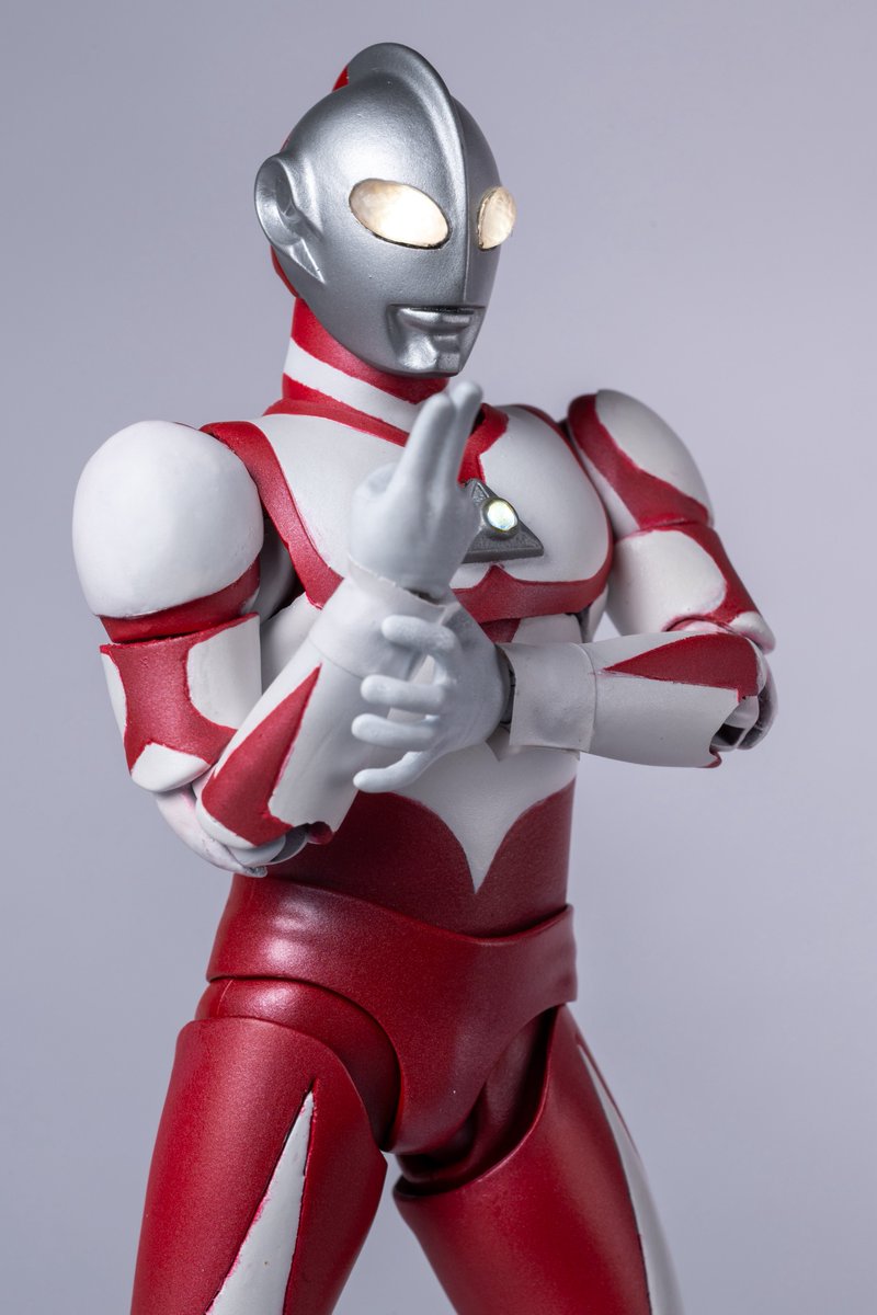 khgtnsmn1kkskin's tweet photo. #ウルトラフィギュア改造同好会

「未来へ向かって」

真骨彫 ティガ パワータイプ ��、ブリスター時代のソフビでウルトラマングレートを作ってみました。

LEDを中に入れることでグレートらしい乳白色の目を再現。

ゼットの手首パーツを拝借する事で印象���なフィンガービームも撃てます。 https://t.co/IMZTdHsYjx