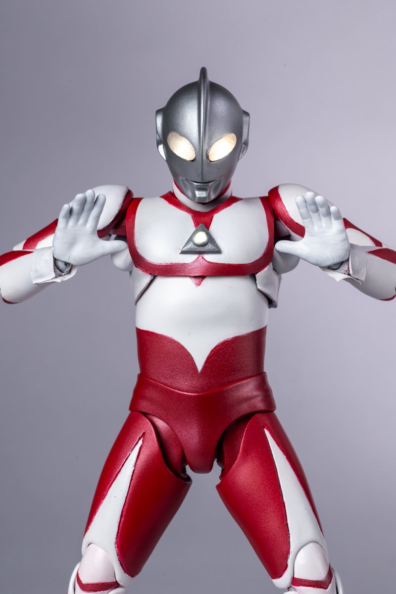 khgtnsmn1kkskin's tweet photo. #ウルトラフィギュア改造同好会

「未来へ向かって」

真骨彫 ティガ パワータイプ ��、ブリスター時代のソフビでウルトラマングレートを作ってみました。

LEDを中に入れることでグレートらしい乳白色の目を再現。

ゼットの手首パーツを拝借する事で印象���なフィンガービームも撃てます。 https://t.co/IMZTdHsYjx