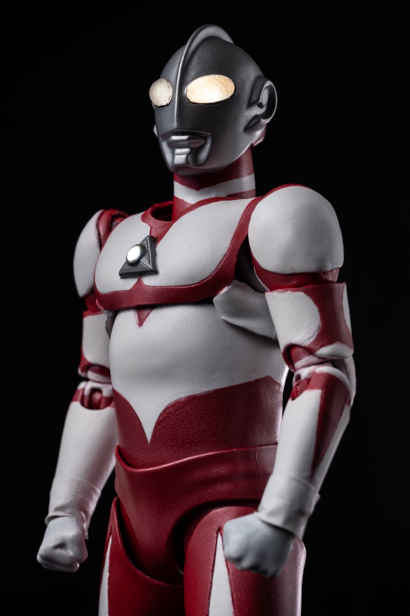 khgtnsmn1kkskin's tweet photo. #ウルトラフィギュア改造同好会

「未来へ向かって」

真骨彫 ティガ パワータイプ ��、ブリスター時代のソフビでウルトラマングレートを作ってみました。

LEDを中に入れることでグレートらしい乳白色の目を再現。

ゼットの手首パーツを拝借する事で印象���なフィンガービームも撃てます。 https://t.co/IMZTdHsYjx