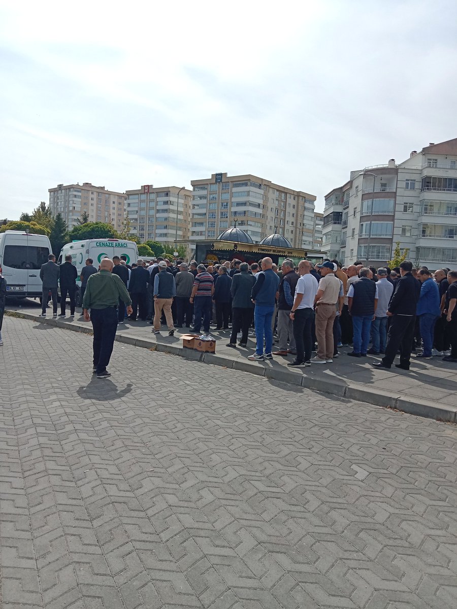 EmpolHaber's tweet photo. Anayasa Mahkemesinin önünde Emekli memurlara verilmeyen seyyanen zam hak arayışı esnasında Emekli memurlar zordurumda geçinemiyoruz diyerek hayatına son veren Emekli Polis Ali Şekeroğlu meslektaşımıza son görevimizi yaptık 
Allah cc Rahmet diliyoruz https://t.co/shjigkz1eR