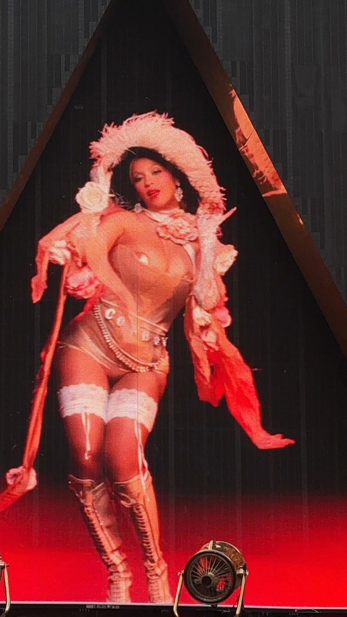 beyoncescunt26's tweet photo. this interlude was so insane https://t.co/1sgVpchAPQ