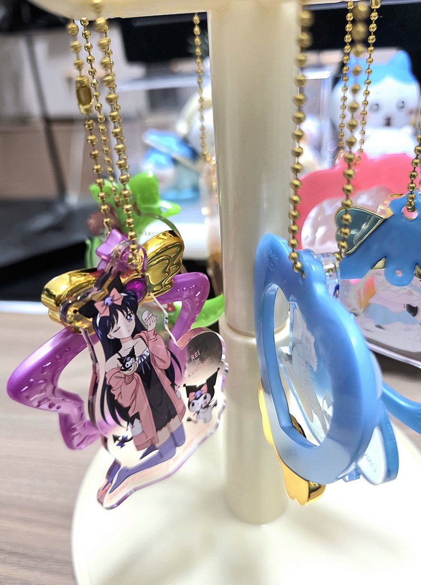 hinamimi1g's tweet photo. やっと飾る台届いたから、ちいかわのジュエリーチャーム外枠外してセーラームーンに付けてみた♬.*ﾟ
めじるしチャーム一応付けたけど、箱に入れるなら関係無かったな…
まぁいっか！
新しく出たアイライナー欲しいけど、身体はダルいので買いに行けない汗
来週まであるかな
#ちいかわ
#セーラームーン https://t.co/mPfttsxOZv