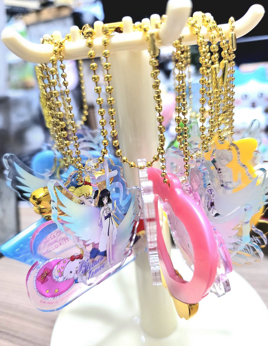 hinamimi1g's tweet photo. やっと飾る台届いたから、ちいかわのジュエリーチャーム外枠外してセーラームーンに付けてみた♬.*ﾟ
めじるしチャーム一応付けたけど、箱に入れるなら関係無かったな…
まぁいっか！
新しく出たアイライナー欲しいけど、身体はダルいので買いに行けない汗
来週まであるかな
#ちいかわ
#セーラームーン https://t.co/mPfttsxOZv