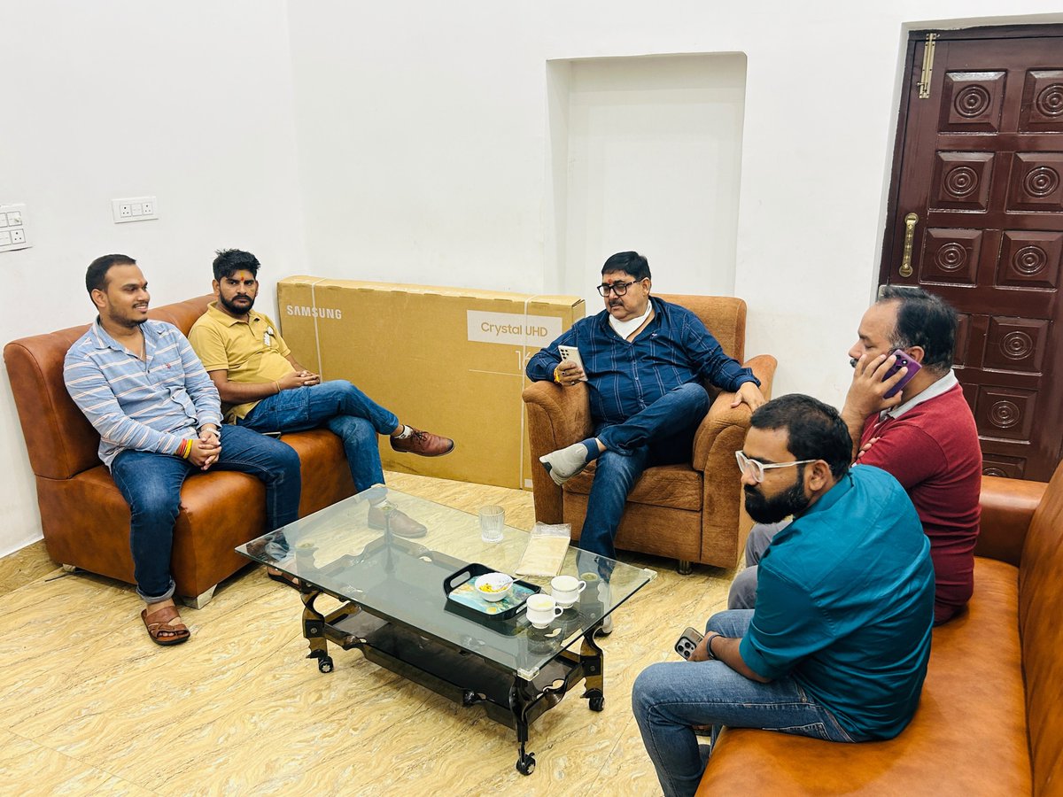arvindmlc's tweet photo. आज दिनांक 26 सितंबर 2026 को #4B_सिंगार_नगर_आलमबाग_लखनऊ स्थित आवास पर आए अपने शुभचिंतकों से मुलाकात करते हुए ।।
#BJP4IND #NarendraModi
#RSSorg #nitinnabin
#amitshahofficial
#RajnathSingh #BLSantosh #BJP4UP #YogiAdityanath #BrajashPathak #Dharampalsingh #KeshavPrasadMaurya #PankajChaudhary