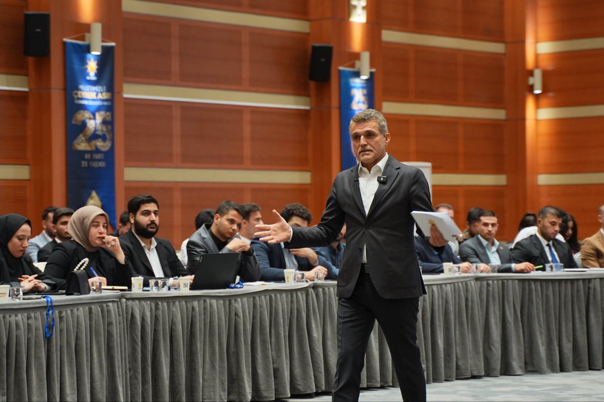 drfatihtuna's tweet photo. Diplomasi Atölyemizin üçüncü haftasında gençlerle buluştuk.

“Değişen Dünyada Türk Dış Politikasının Bölgesel ve Küresel Rolü” başlığı altında, Sayın Cumhurbaşkanımızın Birleşmiş Milletler konuşması üzerinden Türkiye’nin dış politika yaklaşımını ve değişen uluslararası sistemi değerlendirdik.

Sorularıyla, yorumlarıyla ve farklı bakış açılarıyla programa katkı sunan tüm gençlerimize teşekkür ediyorum.

@akpartiistanbul
@abdullahozdemir
@akgencistanbul
@nevzatyucetr