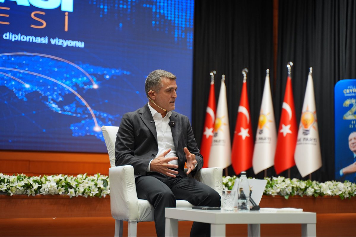 drfatihtuna's tweet photo. Diplomasi Atölyemizin üçüncü haftasında gençlerle buluştuk.

“Değişen Dünyada Türk Dış Politikasının Bölgesel ve Küresel Rolü” başlığı altında, Sayın Cumhurbaşkanımızın Birleşmiş Milletler konuşması üzerinden Türkiye’nin dış politika yaklaşımını ve değişen uluslararası sistemi değerlendirdik.

Sorularıyla, yorumlarıyla ve farklı bakış açılarıyla programa katkı sunan tüm gençlerimize teşekkür ediyorum.

@akpartiistanbul
@abdullahozdemir
@akgencistanbul
@nevzatyucetr