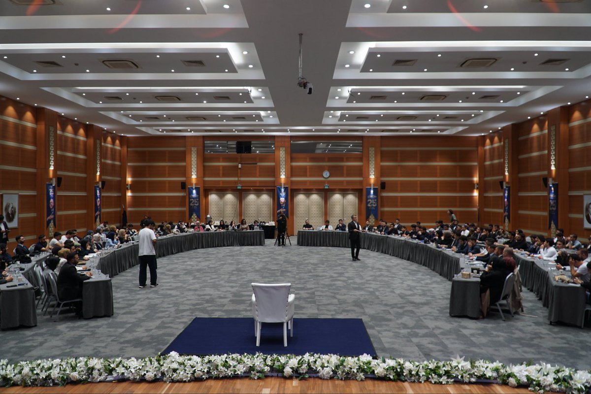 drfatihtuna's tweet photo. Diplomasi Atölyemizin üçüncü haftasında gençlerle buluştuk.

“Değişen Dünyada Türk Dış Politikasının Bölgesel ve Küresel Rolü” başlığı altında, Sayın Cumhurbaşkanımızın Birleşmiş Milletler konuşması üzerinden Türkiye’nin dış politika yaklaşımını ve değişen uluslararası sistemi değerlendirdik.

Sorularıyla, yorumlarıyla ve farklı bakış açılarıyla programa katkı sunan tüm gençlerimize teşekkür ediyorum.

@akpartiistanbul
@abdullahozdemir
@akgencistanbul
@nevzatyucetr