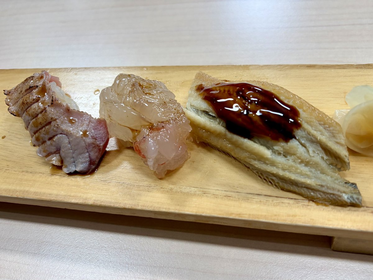 yukari_amane_'s tweet photo. 実はがまんできず本編終了後に伊勢海老だけたべた…
あと鮪を炙っていただいてたべました……
とけるかとおもた………🤤🤤🤤 https://t.co/riLQw7yGvH