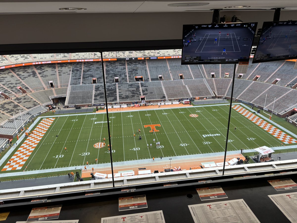 _SmithAndrew's tweet photo. 🏈: I’ve made it to Knoxville for a massive SEC showdown. No. 14 Tennessee (3-0) host No. 1 Texas in the conference opener for both teams. Kickoff is at noon, I’ll have updates

@JCPress @tnsportslive https://t.co/mrYwDlS6pI