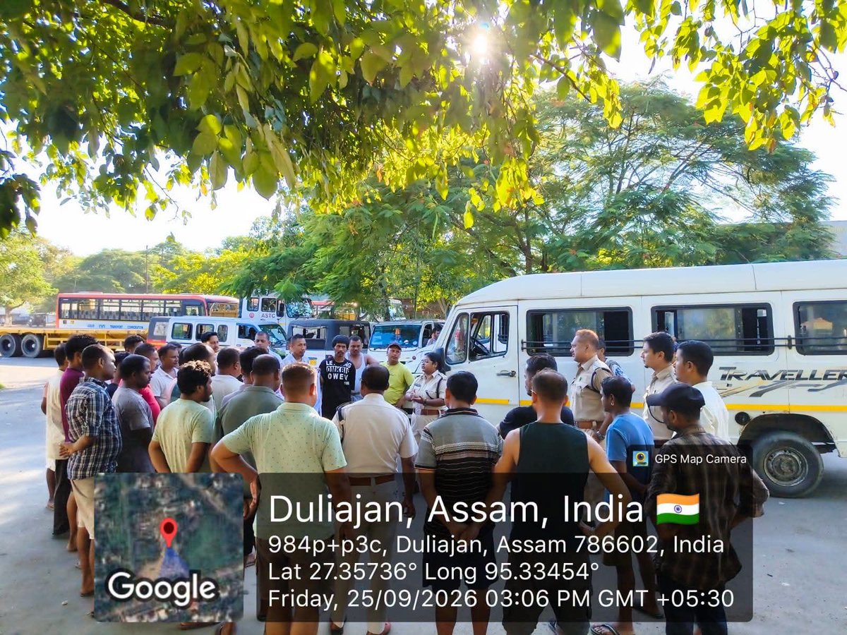dc_dibrugarh's tweet photo. Road Safety Awareness Campaign at Duliajan Bus Stand, with drivers and general public.
#cmoAssam
#MyGovAssam
#TransportDepartmentAssamDtoDibrugarh
#DirectorateofInformationandPublic #Relations Assam https://t.co/YCCk3zAjKs