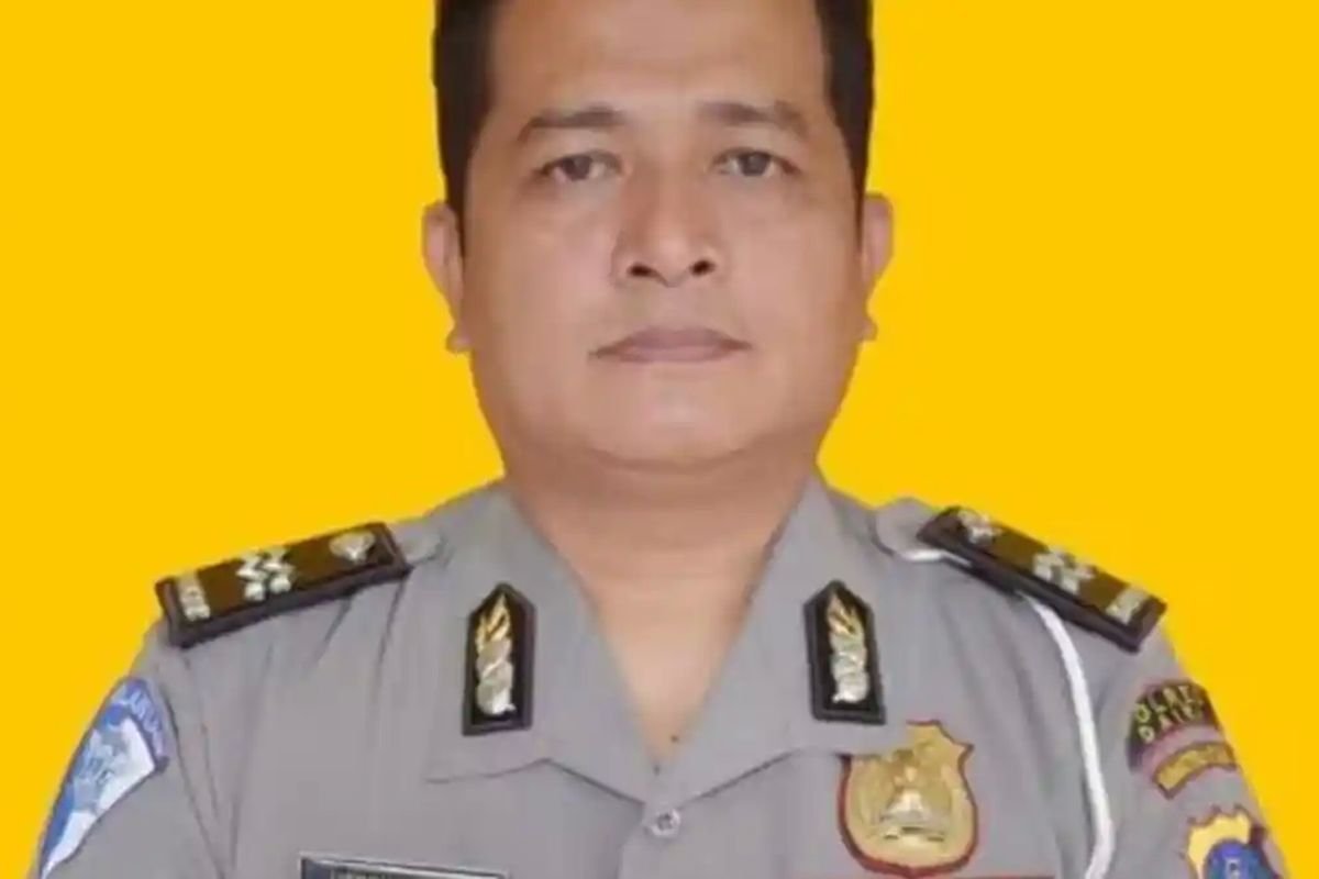 LambeSahamjja's tweet photo. guys ada kabar duka dari sidikalang sumatera utara yang bikin hati sesak

seorang anggota polres dairi aiptu herbin silaen gugur saat menjalankan tugas kemanusiaan bantu evakuasi korban kebakaran di jalan pahlawan panji sibura bura kecamatan sidikalang

jadi ceritanya jumat kemarin ada kebakaran rumah warga dan seorang anak kecil usia 4 tahun bernama muhammad abdul zalil arosvid bareng ibunya sempat terjebak di dalam rumah yang udah dilalap api

begitu denger kabar itu aiptu herbin yang lagi menjabat sebagai pejabat sementara kanit patroli satlantas langsung gerak cepat bareng rekan rekannya ke lokasi buat bantu evakuasi

korban berhasil diselamatkan dan langsung dilarikan ke rsud sidikalang tapi siapa sangka begitu sampai di rumah sakit dan baru jalan beberapa langkah kondisi aiptu herbin justru mendadak drop dan dia terjatuh

petugas medis udah berusaha keras lakukan rjp berkali kali tapi nyawanya tetap tidak bisa diselamatkan pihak kepolisian menyebut beliau diduga meninggal karena kelelahan setelah proses evakuasi yang menguras tenaga itu

ini kisah yang nunjukin gimana beratnya tugas aparat di lapangan mereka gak cuma ngurusin lalu lintas atau keamanan tapi juga rela pasang badan turun langsung nolongin nyawa warga bahkan sampai titik penghabisan

selamat jalan aiptu herbin silaen terima kasih atas pengabdian dan keberanian sampai napas terakhir semoga jadi teladan dan diberikan tempat terbaik di sisinya