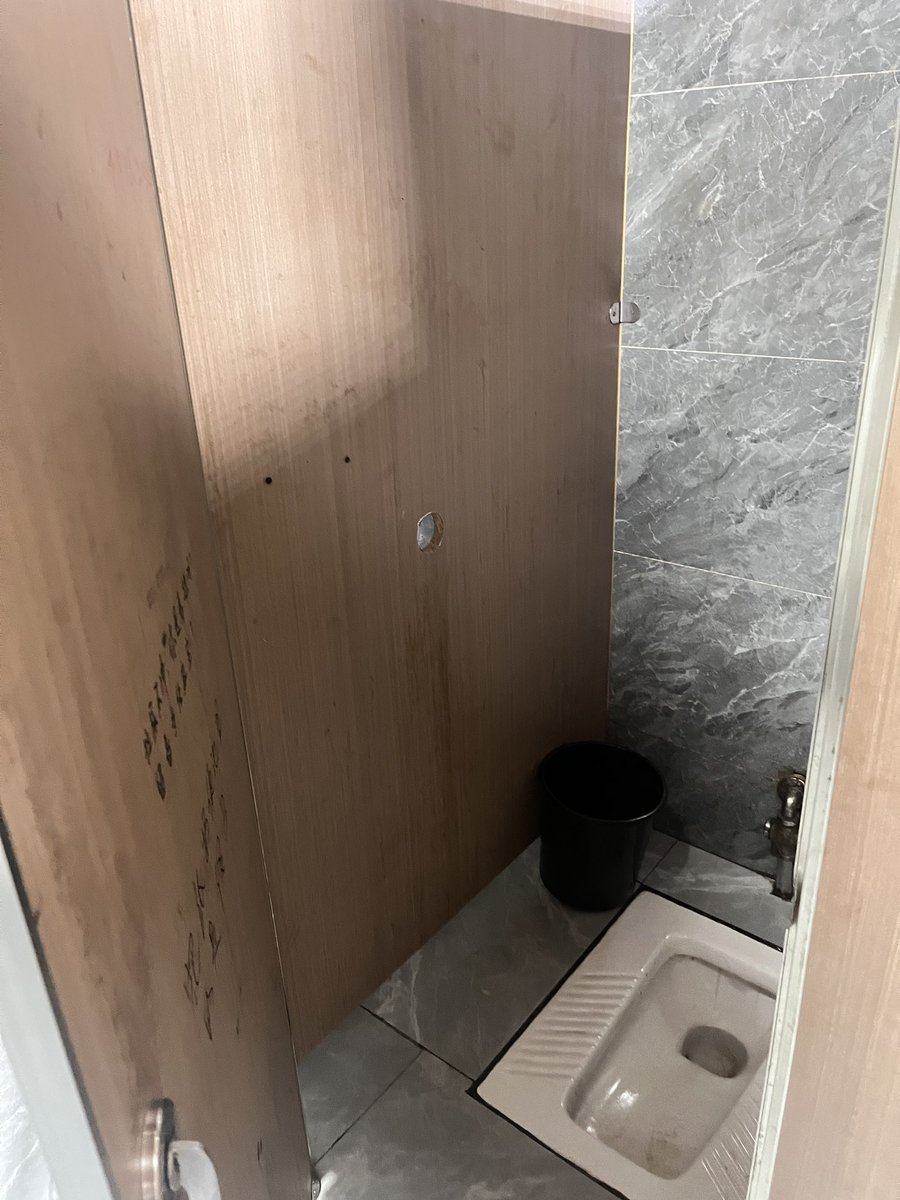 Lover1314521's tweet photo. 发现了鸟洞
在闵行区华漕U天地1楼的公厕
附近没啥人 https://t.co/PrA6ywmGqJ