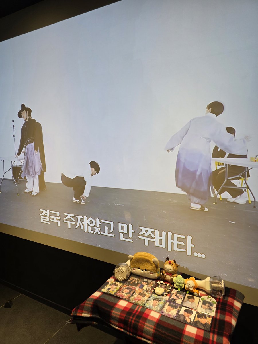 duckhu_1122's tweet photo. 몬베베 생일
아 센스 없게 몬둥이랑 인형 안 챙겨 온 사람 누구야!! https://t.co/C7WxxcSCrI
