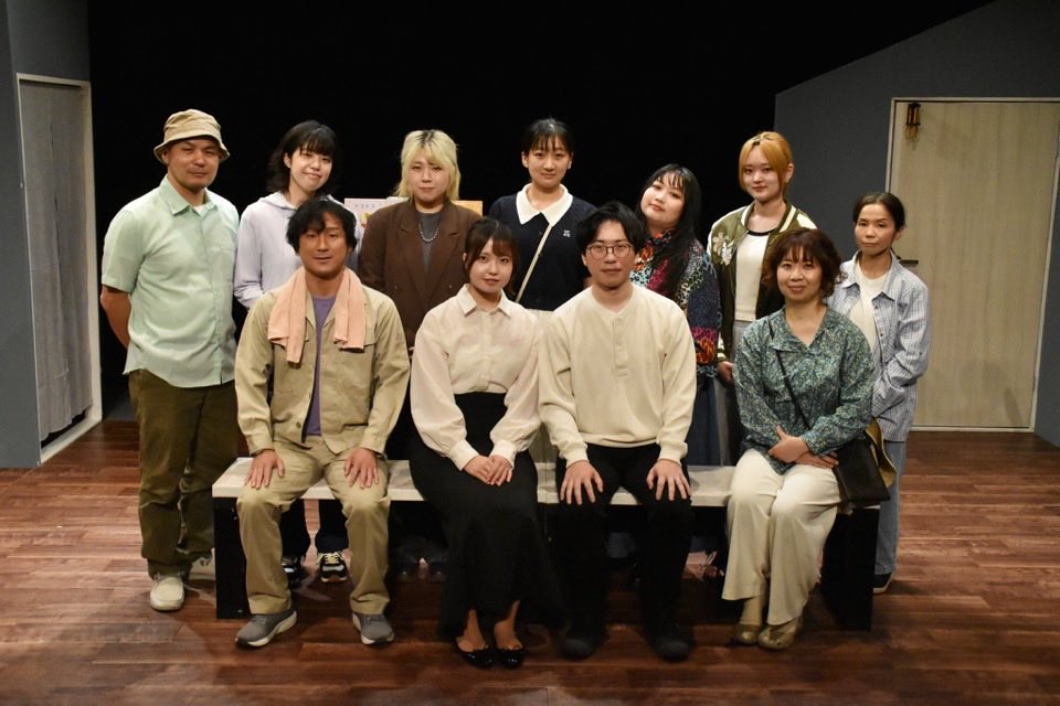 asahi_katchan's tweet photo. 「コスモス揺れて、嘘ひとつ」

終演しました。
これだけの人数で会話を、物語を舞台上で成立させることが堪らなく難しかったです。
もっと成長出来るかなと思わせてもらいました。
2枚目のスマホを使うシーンはめっちゃ練習しました笑
もう懐かしい！
ありがとうございました‼️ https://t.co/1lBUHWcaYH