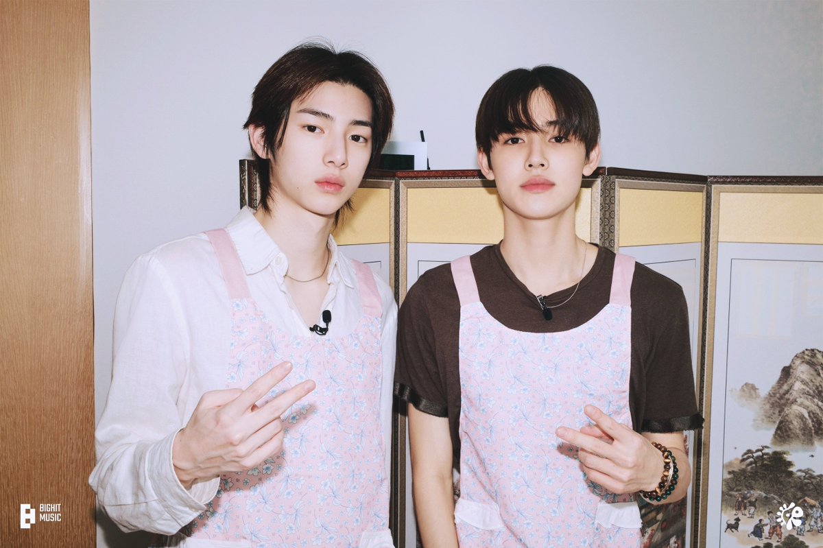 jjuhoonv's tweet photo. @edmaertin @edwakrds @martinwedwards @zyufand @songhyeoen @kveonhoo @evseong @ummhyeon @keonhoad @strawbiiery 𝐊olaborasi  antara  dua  sukma  menjadi
satu  tim  masak  demi  merayakan  hari
𝘾𝙝𝙪𝙨𝙚𝙤𝙠  yang  dipenuhi  rasa  bahagia. https://t.co/CgJpqUtjDi