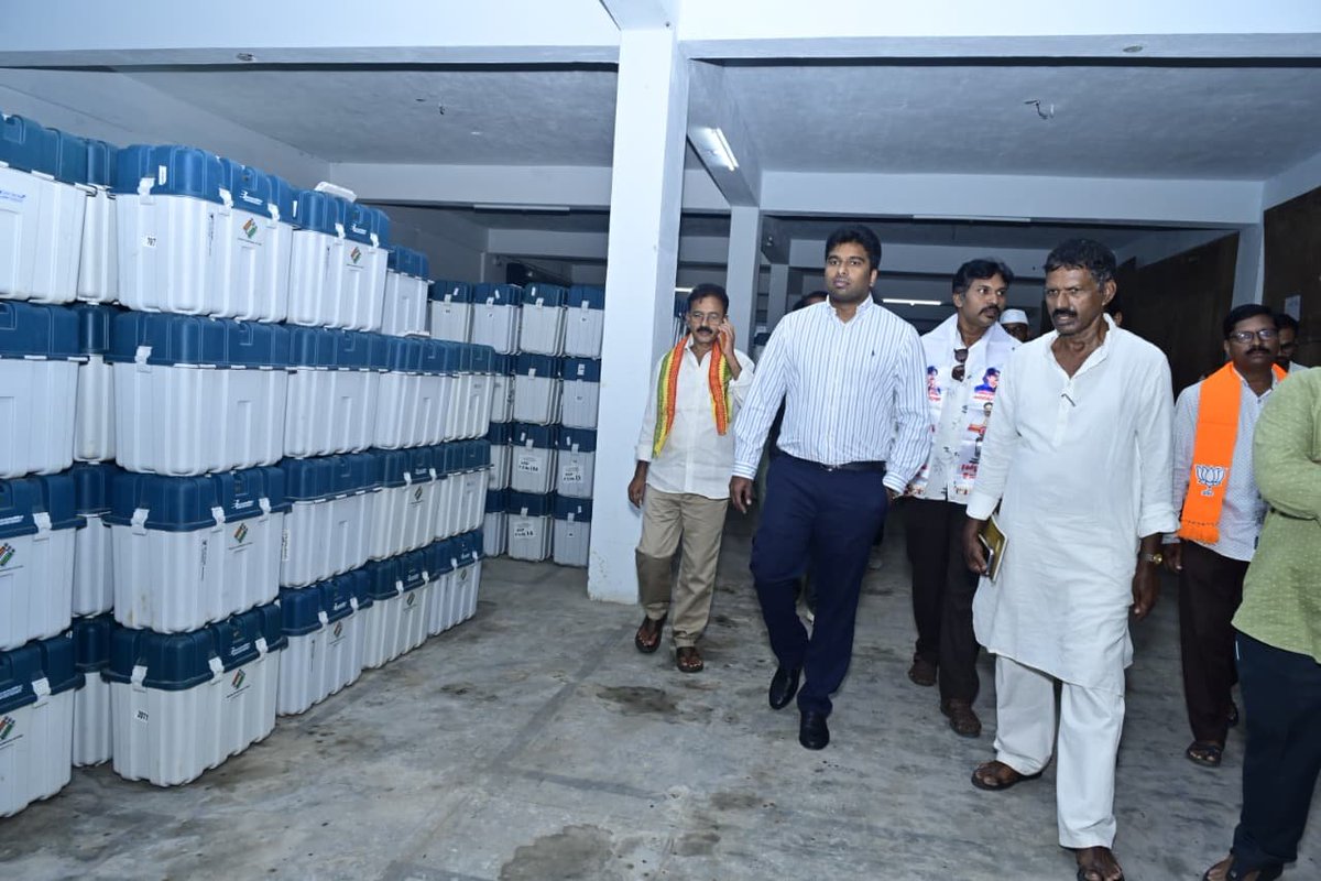 DIPROVIZAG's tweet photo. చినగదిలి పరిధిలోని ఈవీఎం గోదాములను జిల్లా కలెక్టర్ ఎం. అభిషిక్త్ కిశోర్ శనివారం వివిధ రాజకీయ పార్టీల ప్రతినిధులతో కలిసి తనిఖీ చేశారు. ఎన్నికల క‌మిష‌న్ మార్గదర్శకాల మేరకు ఈవీఎం, వీవీప్యాట్ యంత్రాలను భద్రపరిచిన గోదాముల్లో భద్రతా ప్రమాణాలు, పర్యవేక్షణ ఏర్పాట్లను పరిశీలించారు https://t.co/JYOoeqqJqg