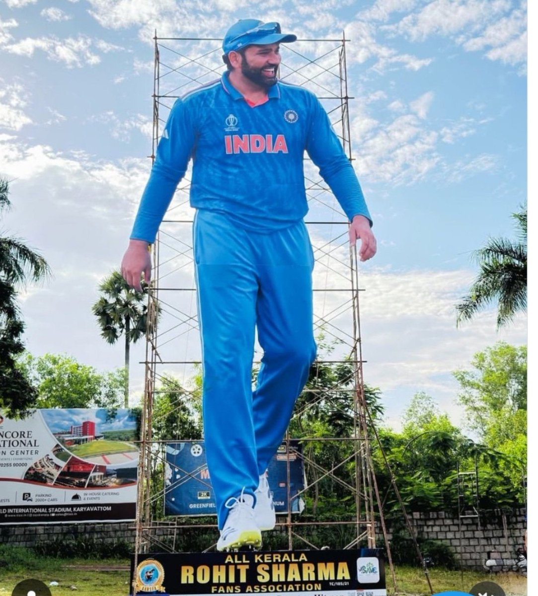 Avni_Ahujaa's tweet photo. 🚨 KERALA HAS GONE ALL OUT FOR ROHIT SHARMA! 😭👑
A 50-FEET CUT-OUT for the Hitman! 🥹❤️
Tomorrow isn’t just an ODI… it’s going to be a ROHIT SHARMA CARNIVAL in Kerala. 🇮🇳🔥
The Hitman effect is REAL. 🫡👑
#RohitSharma #Hitman #TeamIndia #INDvsWI #Cricket https://t.co/xO3yDahG15