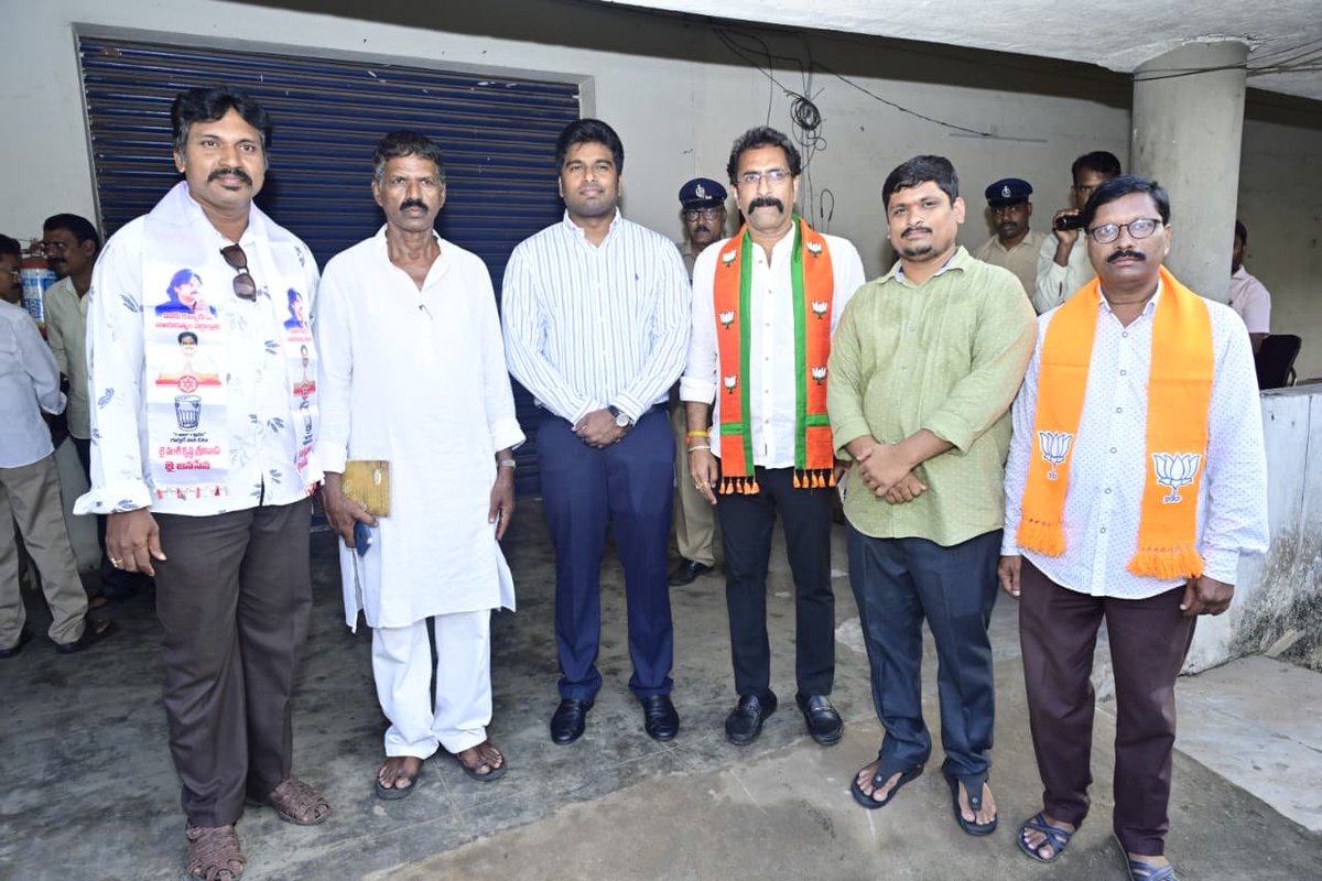 DIPROVIZAG's tweet photo. చినగదిలి పరిధిలోని ఈవీఎం గోదాములను జిల్లా కలెక్టర్ ఎం. అభిషిక్త్ కిశోర్ శనివారం వివిధ రాజకీయ పార్టీల ప్రతినిధులతో కలిసి తనిఖీ చేశారు. ఎన్నికల క‌మిష‌న్ మార్గదర్శకాల మేరకు ఈవీఎం, వీవీప్యాట్ యంత్రాలను భద్రపరిచిన గోదాముల్లో భద్రతా ప్రమాణాలు, పర్యవేక్షణ ఏర్పాట్లను పరిశీలించారు https://t.co/JYOoeqqJqg