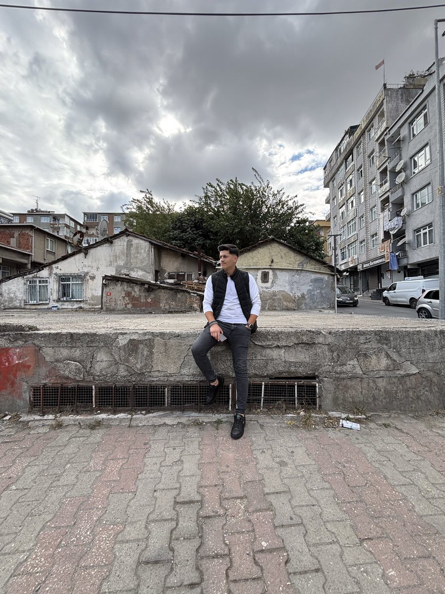MehmetAtil6aub's tweet photo. Kalbinin sesini dinlersen sevgi seni yıkar . Aklınına gidersen kalbini susturursan her zaman güçlü olursun kalbinizi dinlemeyin aklınıza gidin…!!! YANLIZ KURT🐺 #momu #istanbul #bagcılar https://t.co/hkgnDedJkV