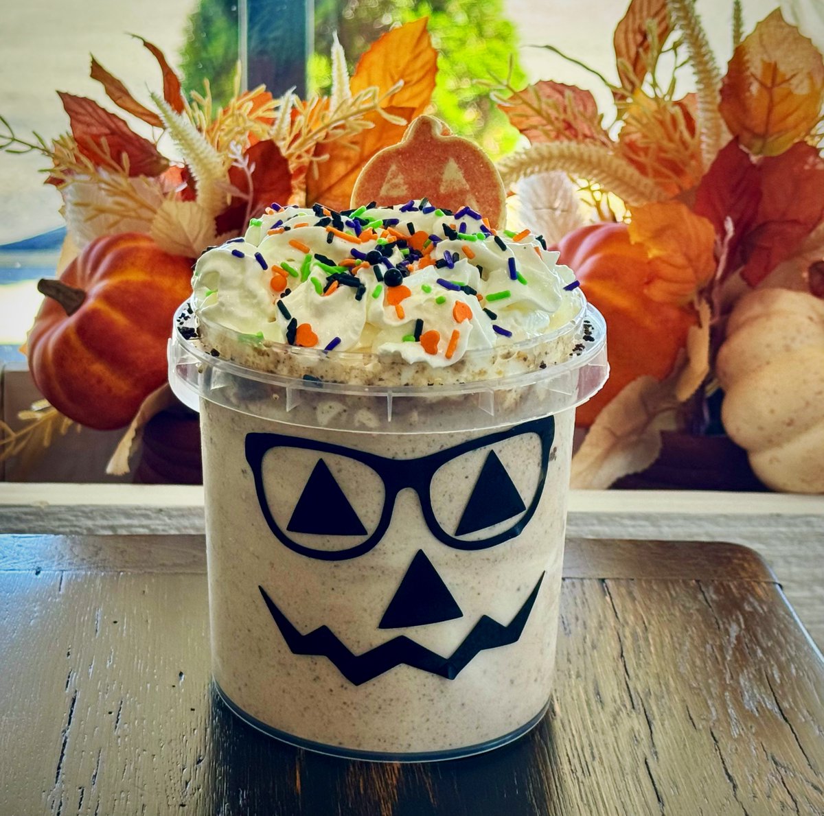 SharkysCafe's tweet photo. 🍂 WOW! Try our 32 oz Pumpkin Oreo Cheesecake Arctic Swirl in Boo Buckets! 🎃🍦 Plus, Key Lime Pie & Chocolate Caramel Crunch flavors today! ☕️🍁 #Meadows #CoffeeAndCream https://t.co/y17zAd5AdM