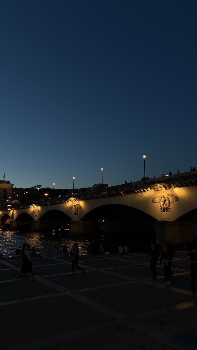 Racha1101's tweet photo. Paris on le fait avec un chéri https://t.co/CQK5pRDy0s