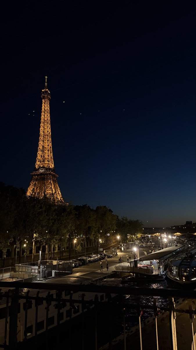 Racha1101's tweet photo. Paris on le fait avec un chéri https://t.co/CQK5pRDy0s