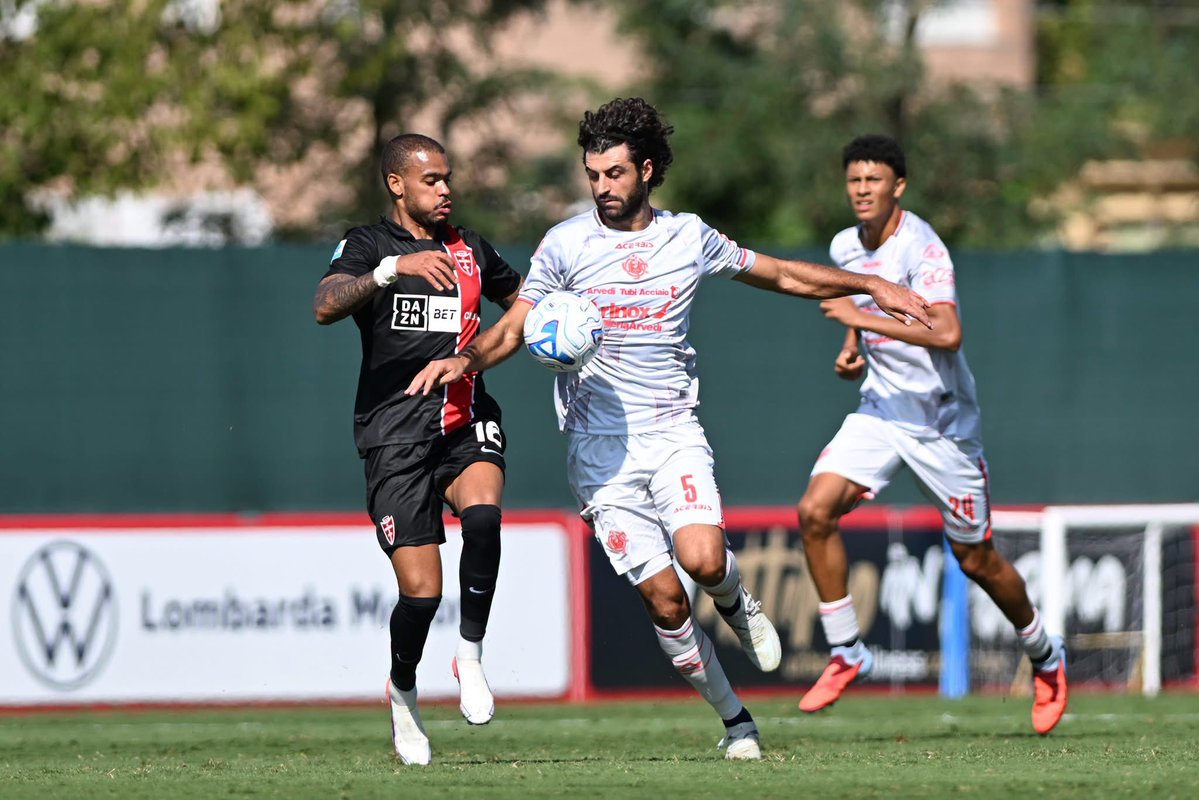 PassioneMonza's tweet photo. Sconfitta per il Monza nell’amichevole di oggi a Monzello: finisce 2-3 per la Cremonese ❌

A segno per i biancorossi gli esordienti Ngonge e Antov ⚪️🔴 https://t.co/QTZ5JIRGdz
