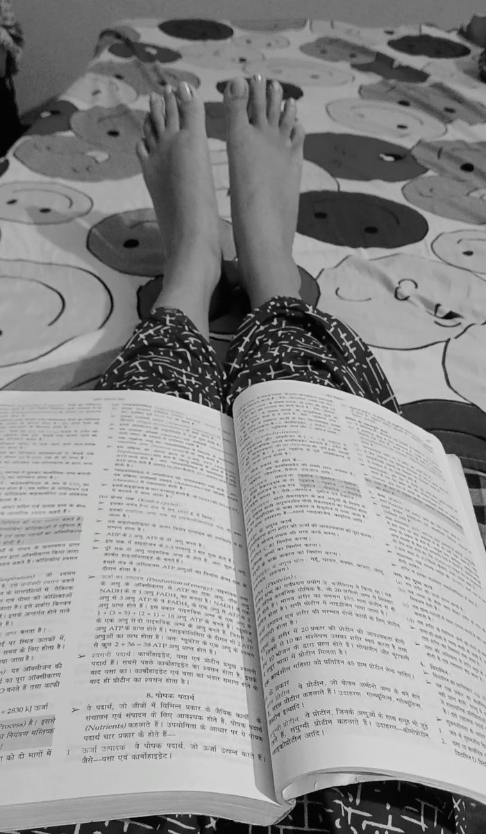 ishita_9529's tweet photo. My toes are so small. https://t.co/mQ0rKm1OV4
