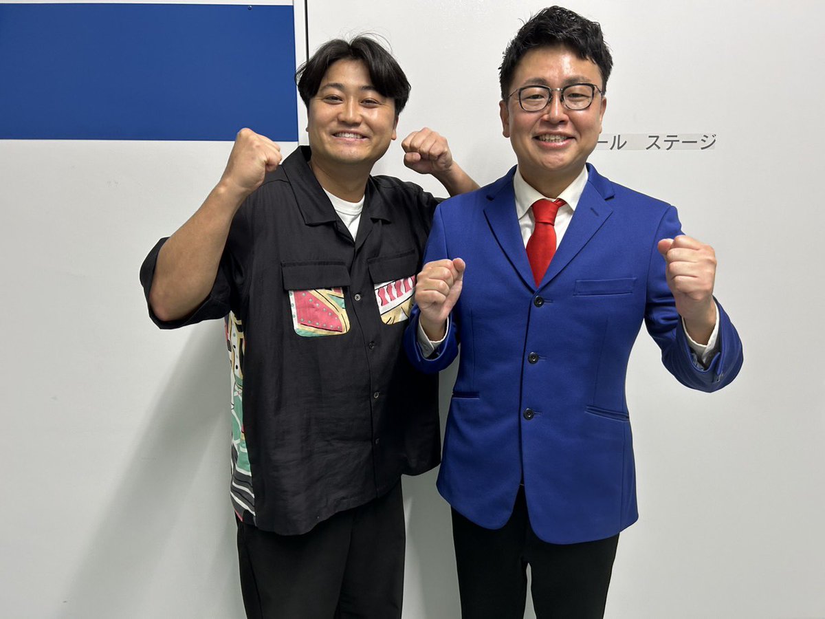 ginshari__'s tweet photo. 緊急開催！！！

銀シャリ橋本単独トークライブ
「戯れる〜おシャリは橋本から〜」
@福岡国際会議場メインホール

お越しいただいたお客様ありがとうございました！！
橋本さんが細かいことにツッコミまくる
2時間でした！

写真だけでも躍動感すごいです笑
幕間映像も橋本さんとお客様さんで一緒に見ました笑

福岡の振替公演開催しますので、
分かり次第、ご連絡します！！
福岡の皆様、ありがとうございました！

華丸さんから鰻の差し入れも、！
福岡芸人のあらたさんからお差し入れ！

#銀シャリ　#銀シャリ単独
#福岡　#萬才銀次郎　#戯れる