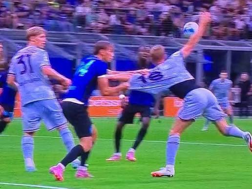 QuotidianoBN's tweet photo. ⚫️🔵 I retropensieri di #Radioradio.

⚫️🔵 @RadioRadioWeb ma non vi vergognate?

⚫️🔵 La radio romana ha passato anni in silenzio, assistendo a continui errori a sfavore della #Juventus, nonché a scandali di ogni ordine e livello riguardanti #Inter, #Napoli su tutti.

⚫️🔵 Il loro silenzio all'epoca è stato registrato, oggi strumentalizzano uno dei tantissimi episodi codificati nel recente passato come "non punibili dall'arbitro".

⚫️🔵 @RadioRadioWeb ora sui social non avete più il medesimo peso, continuate, vi faremo conoscere per ciò che fate.