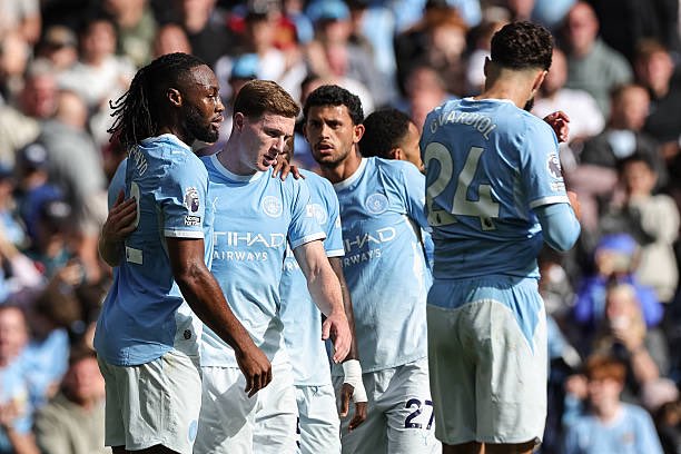 Mercado_Ingles's tweet photo. 🚨💣 𝗡𝗢𝗧𝗜𝗖𝗜𝗔: Varios jugadores del Manchester City podrían buscar SALIR del club lo antes posible, luego de que el club ha sido declarado culpable de 114 acusaciones financieras.

Muchos jugadores del Manchester City se sienten DECEPCIONADOS y cada vez más INCIERTOS sobre lo que podría pasar si el club enfrenta sanciones.

Se espera que el Manchester City apele cualquier castigo potencial, pero la incertidumbre sobre el futuro del club está generando una preocupación creciente dentro del equipo.