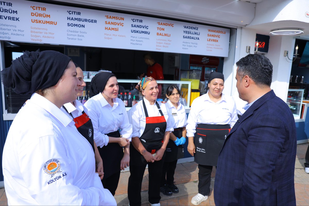 halitdoganbsk's tweet photo. Cumartesi günü şehrimizdeki çalışmalarımızı sürdürürken, kısa bir mola verip Balık Ekmek alanımızda Karadeniz’in güzel lezzetinin tadına baktık. 🐟😊

Hemşehrilerimizle de buluşmuş olduk.😊 https://t.co/dew4x6vl6x