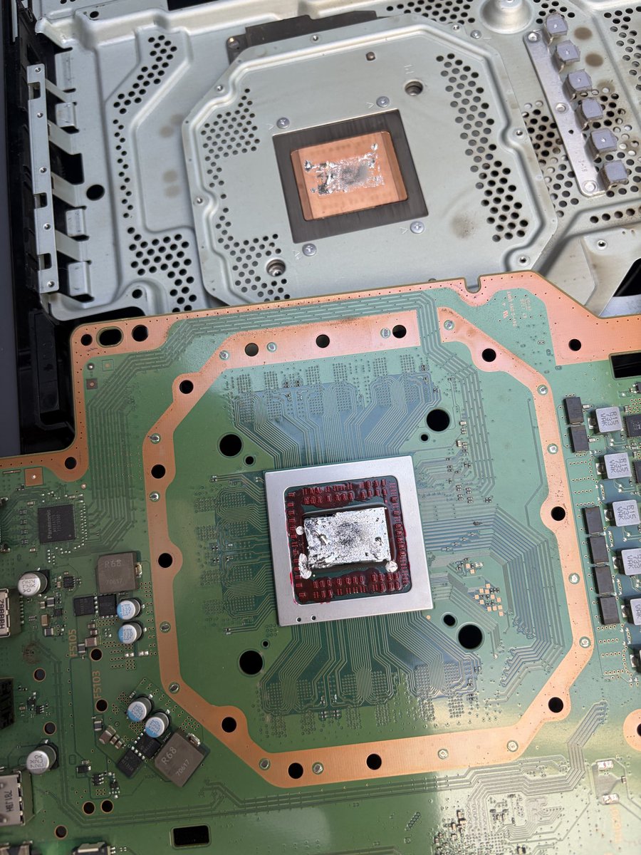 TszyPoTszy's tweet photo. Tego się nie spodziewałem - ciekły metal na APU w #PS4Pro. Myślałem, że będzie skamieniała pasta, a tu zaskoczenie. Jak się tego pozbyć? IPA da radę?
Z racji, że wyszedł #JailBreak na soft 13.00+ to dziś będzie czyszczenie i odpalenie JB
Stay tuned 🫡 https://t.co/0SWYJLIEtJ
