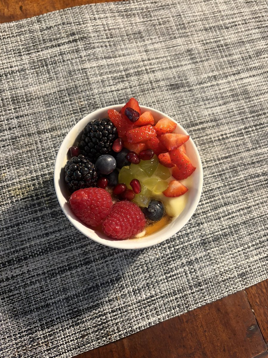 lSillytwt's tweet photo. Breakfast || baked apple skyr mixed w sf maple syrup, with vanilla protein pudding topped with nick’s maple fibre syrup, + a variety of fruit! || 182kcal 20g protein 7g fibre 

The base with only a little fruit is in pic 3 cuz the base itself was awesome and delicious

#edrtwt https://t.co/UYAWMvQWkH