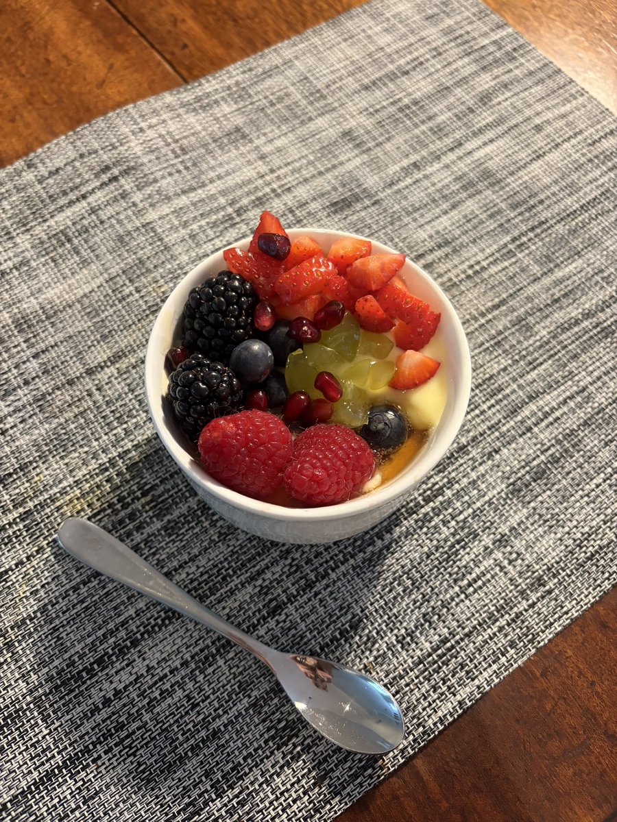 lSillytwt's tweet photo. Breakfast || baked apple skyr mixed w sf maple syrup, with vanilla protein pudding topped with nick’s maple fibre syrup, + a variety of fruit! || 182kcal 20g protein 7g fibre 

The base with only a little fruit is in pic 3 cuz the base itself was awesome and delicious

#edrtwt https://t.co/UYAWMvQWkH