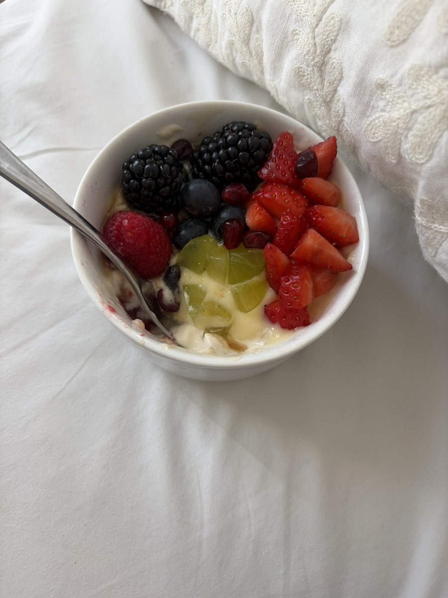 lSillytwt's tweet photo. Breakfast || baked apple skyr mixed w sf maple syrup, with vanilla protein pudding topped with nick’s maple fibre syrup, + a variety of fruit! || 182kcal 20g protein 7g fibre 

The base with only a little fruit is in pic 3 cuz the base itself was awesome and delicious

#edrtwt https://t.co/UYAWMvQWkH