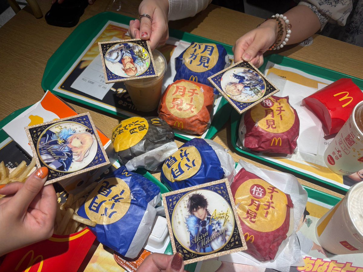 aokaze_game's tweet photo. 応援広告帰りに、イツメンみんなで月見バーガー食べに行ってもらいました〜！！！！🎑🍔🍟🥤
大好きなもの一緒に食べられて嬉しかったです、ありがとうございました💙💙❤️🩵
(※提案は私じゃありません) https://t.co/kj7oHyTAUS