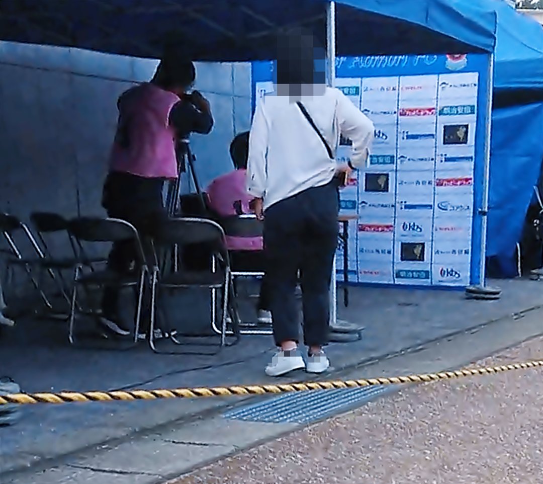 2025IO's tweet photo. #ラインメール青森 のホームスタジアム。
#青森市 新青森県総合運動公園球技場。
#JFL 試合後はバス待ち１時間の行列。
試合後は選手と監督の記者会見が見られる。 https://t.co/EPEPciTMdG