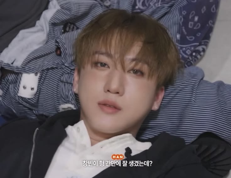 binseolovely's tweet photo. this make up look in changbin is just so pretty. he's just so glowy and ethereal like i keep looking at him and can't believe he's real like woah https://t.co/DasDMeFkw2