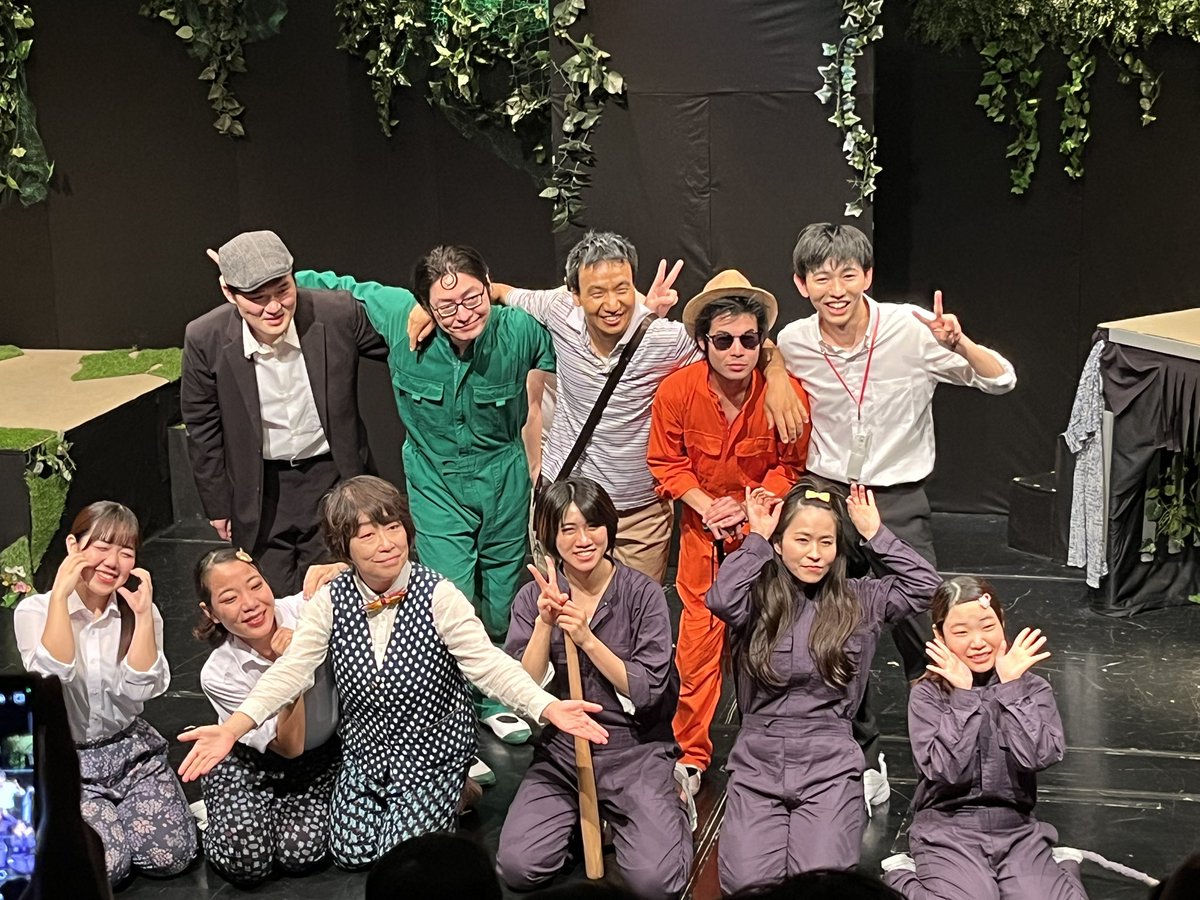 eba_first_eba's tweet photo. 「ニコニコさんが泣いた日」観劇しました。

僕が演じる大介とは人物像も全く異なり、とても面白かったです。
そして、それぞれの人物の信念のぶつかり合いが本当に見応えがありめっちゃ感動しました。

お互い明日は千秋楽！
気になる方は是非劇場に足をお運び下さい‼️ https://t.co/Pwqu20XTYO