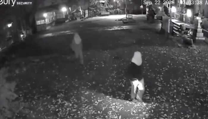 jihadwatchRS's tweet photo. Japan: Two Muslims in niqabs break into Shinto shrine and Buddhist temple, vandalize both

Japan never had trouble with the vandalism of religious shrines until recent years, which have also seen a dramatic increase in the country’s Muslim population. What a coincidence.

Read more at the link in the next post.