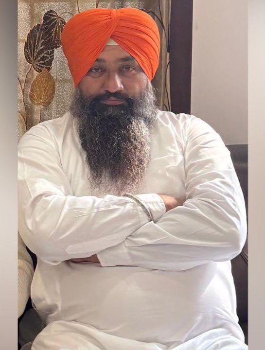 tarunchughbjp's tweet photo. तरनतारन के अड्डा गगमबूहा में युवा सरपंच नवदीप सिंह 'नवी' की दिन-दहाड़े गई बर्बर और कायरतापूर्ण हत्या की मैं कड़े से कड़े शब्दों में निंदा करता हूँ। यह घटना अत्यंत हृदयविदारक और स्तब्ध कर देने वाली है।

इस खूनी वारदात ने यह चीख-चीखकर साबित कर दिया है कि गुरू दोखी @BhagwantMann से अब प्रदेश बिल्कुल नहीं संभल रहा है; इन्होंने पंजाब को पूरी तरह गैंगस्टरों के हवाले कर दिया है! जब एक चुना हुआ जनप्रतिनिधि ही सरेआम गोलियों से छलनी कर दिया जाए, तो यह स्पष्ट है कि इस नकारा सरकार के राज में कानून-व्यवस्था का पूरी तरह जनाजा निकल चुका है और आम आदमी की जिंदगी की यहाँ कोई कीमत नहीं बची है।

अपराधियों के हौसले इतने बुलंद हैं कि उनके दिलों से कानून का खौफ पूरी तरह मिट चुका है, आज पूरा प्रदेश खौफ और दहशत के साये में जीने को मजबूर है। 

इस हृदयविदारक घटना ने 'आप' के झूठे और खोखले 'बदलाव' का खौफनाक चेहरा आज पंजाब के हर नागरिक के सामने पुनः पूरी तरह बेनकाब हो चुका है।